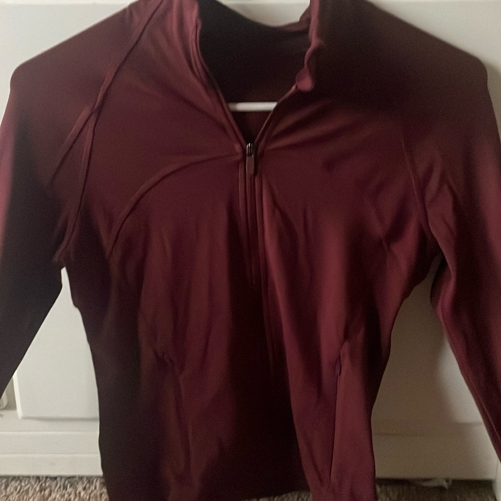 I’m selling this lululemon cropped define jacket in maroon!
